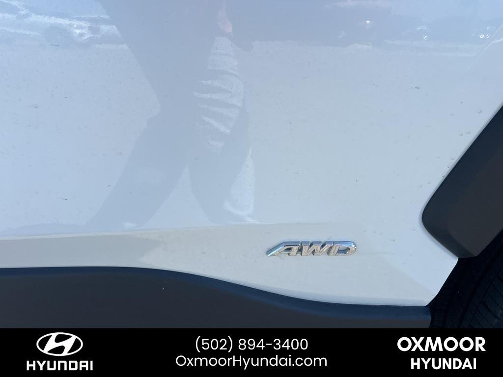 Used 2025 Wind Chill Pearl Toyota Hybrid XLE Premium image 6