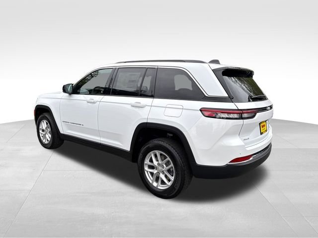 New 2026 Bright White Clear-Coat Exterior Paint Jeep Laredo image 5