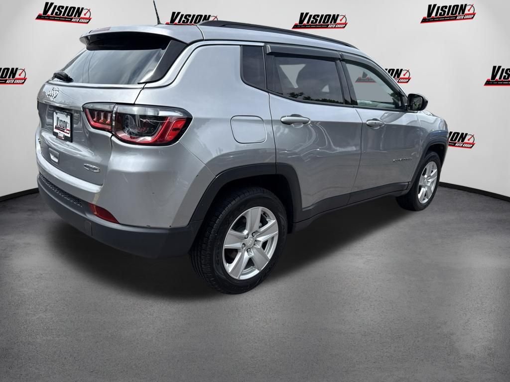 Used 2022 Silver Jeep Latitude image 5