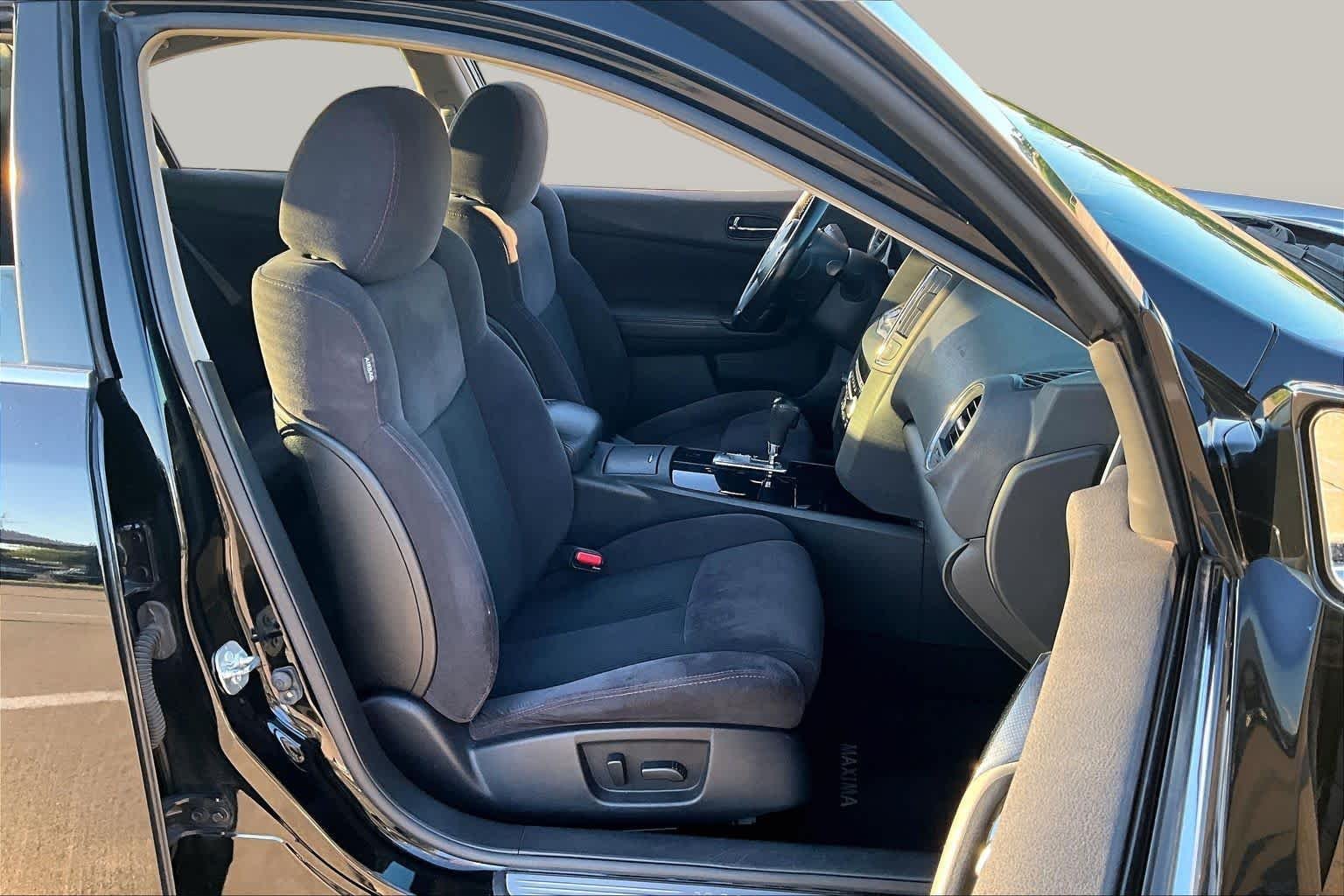 Used 2011 Super Black Nissan 3.5 S image 8