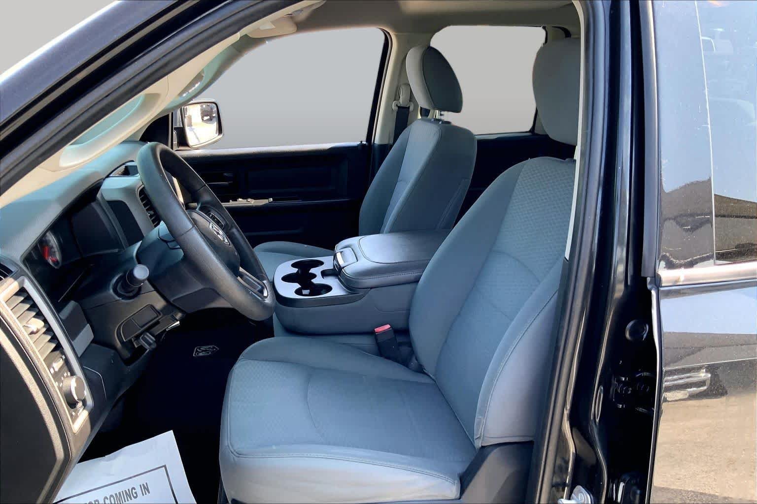 Used 2016 Brilliant Black Crystal Pearlcoat Ram Tradesman image 8