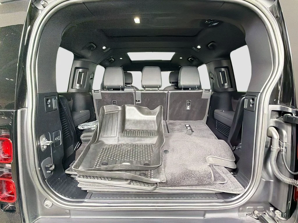 Used 2023 Santorini Black Metallic Land Rover SE image 28