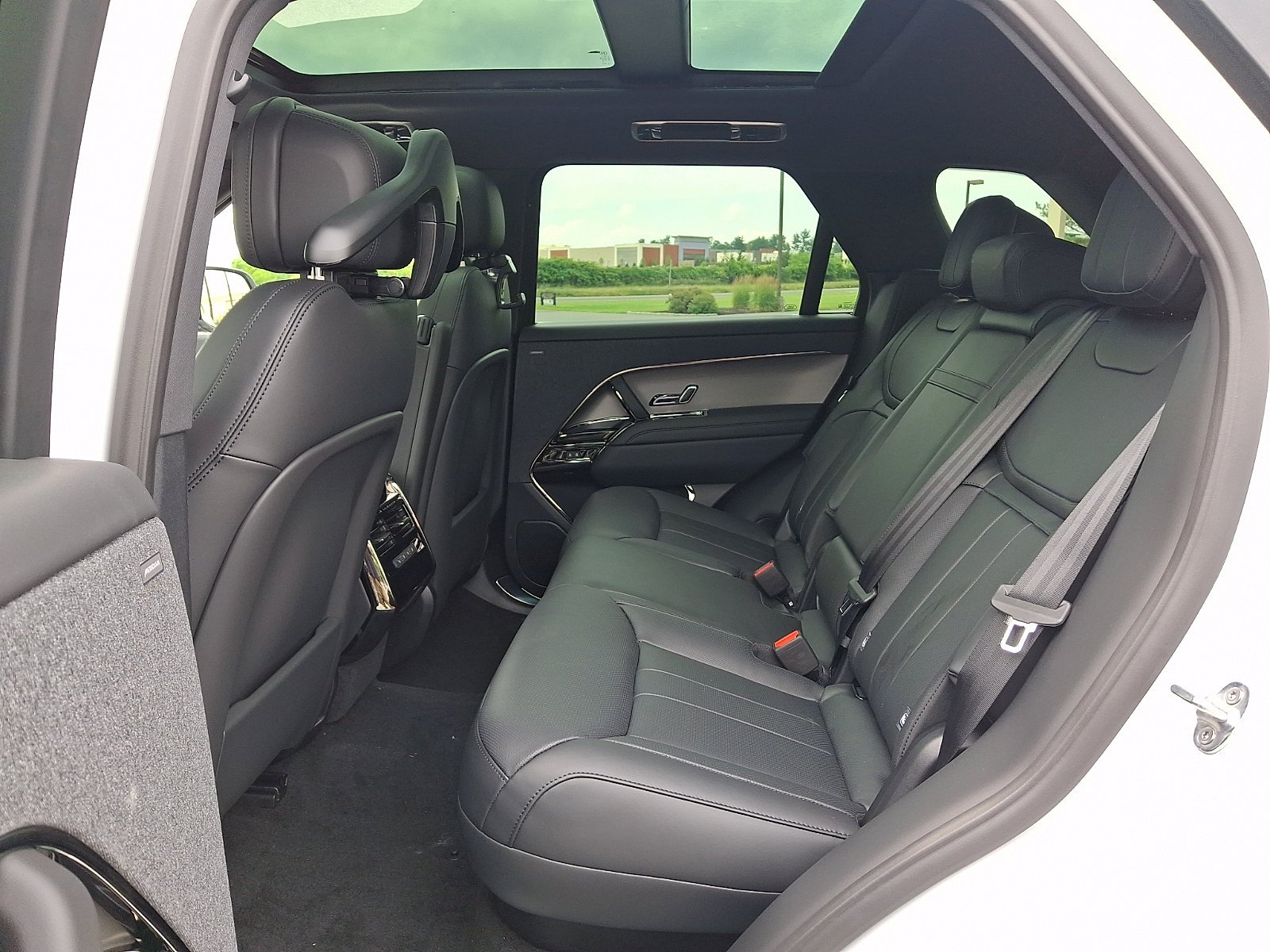 New 2026 Fuji White Land Rover SE image 7