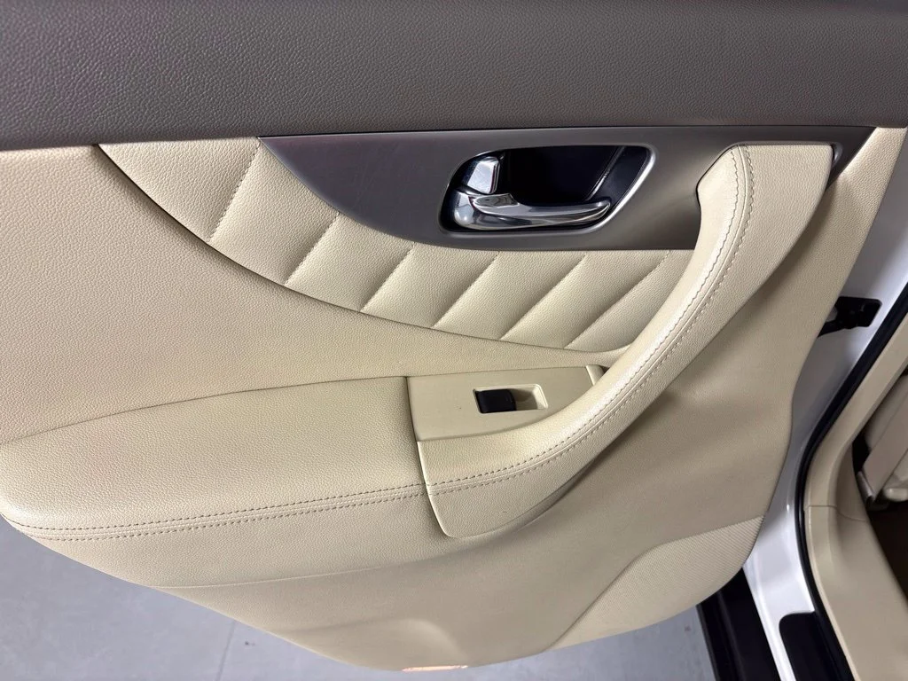 Certified Used 2014 White INFINITI Base image 22