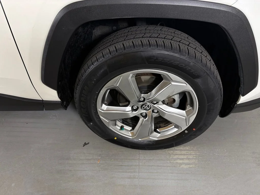 Used 2021 White Toyota XLE Premium image 10