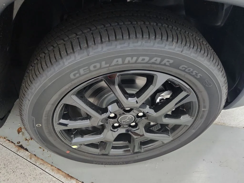 New 2026 Diamond Black Crystal Pearlcoat Jeep Latitude image 31