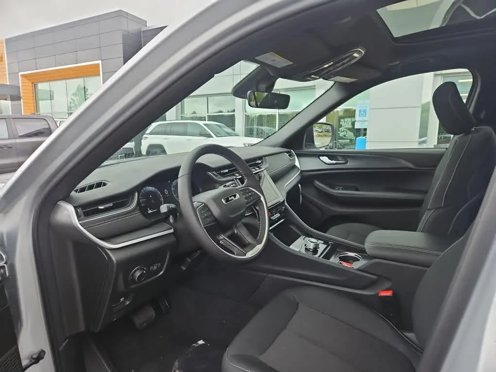 New 2026 Silver Zynith Jeep Laredo X image 21