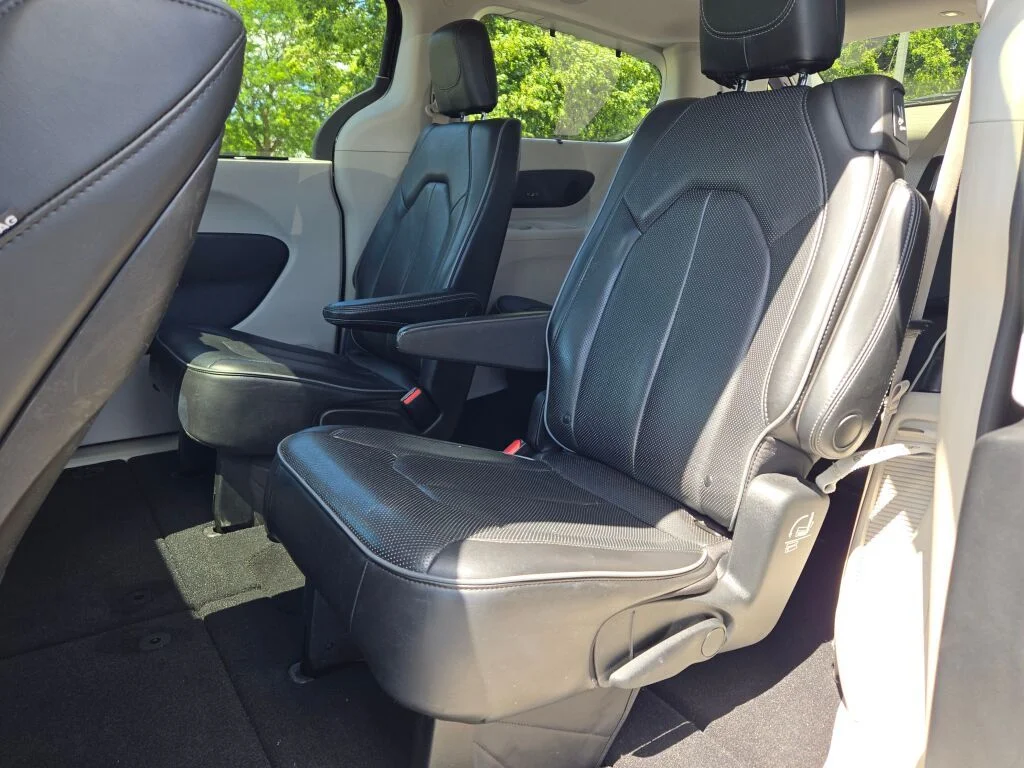 Used 2020 Black Chrysler Limited image 19
