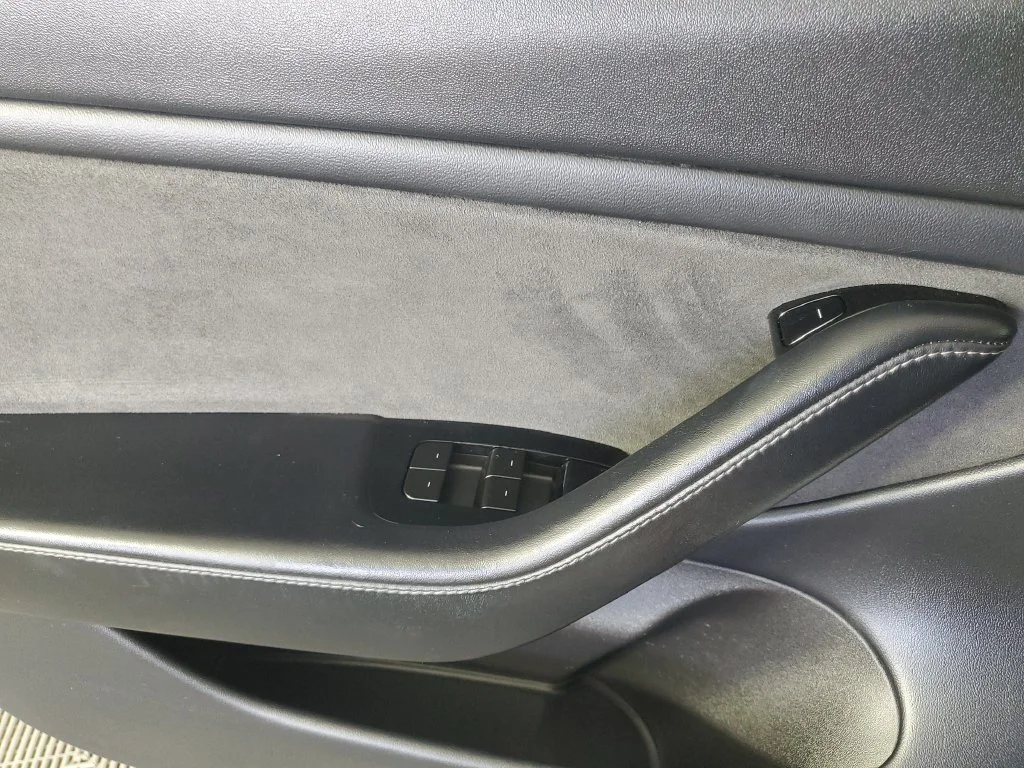 Used 2019  Tesla Standard Range Plus image 25