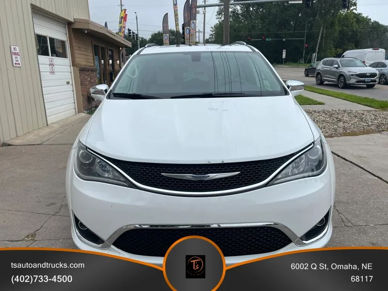 Used 2018 White Chrysler Limited Minivan 4D image 8