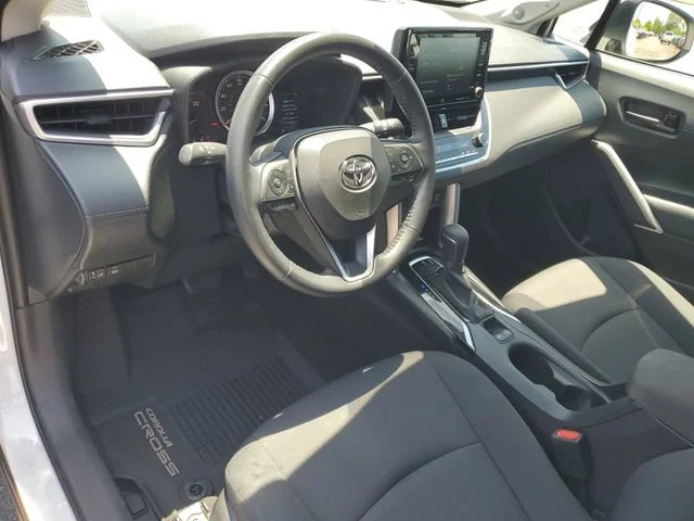Used 2022 Wind Chill Pearl Toyota LE image 6