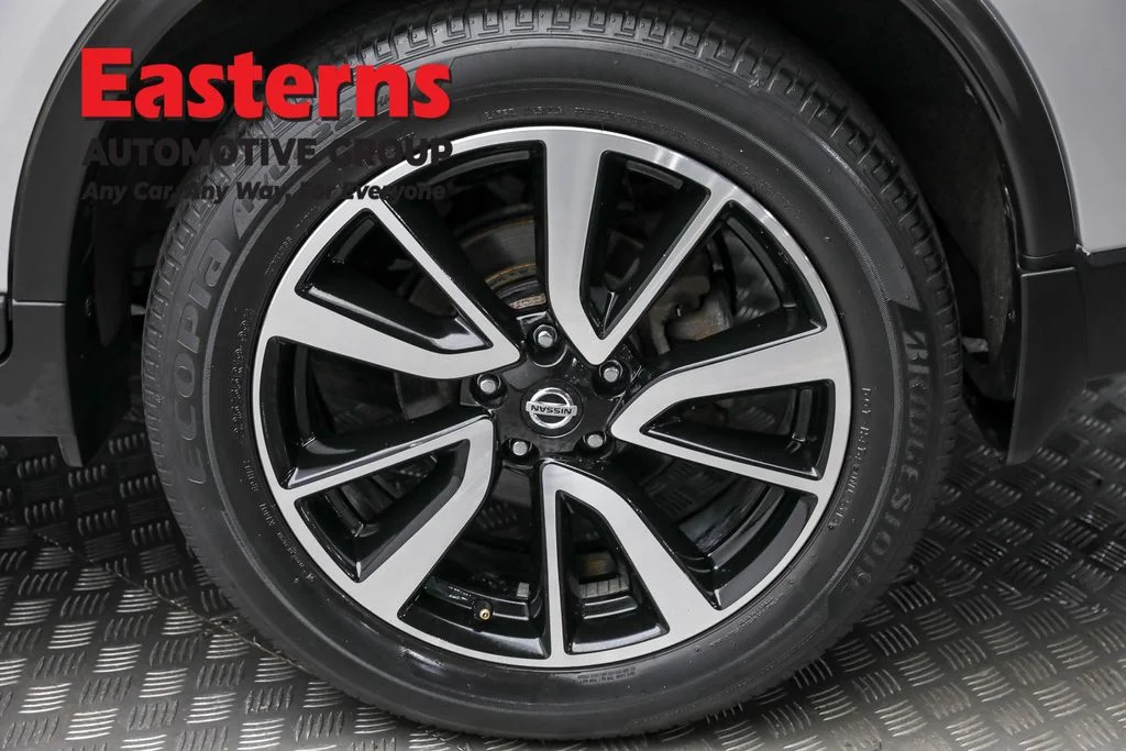 Used 2020 Silver Nissan SL image 9