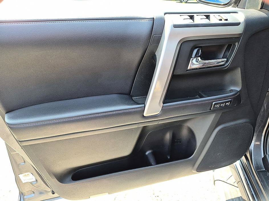 Used 2018  Toyota SR5 image 12