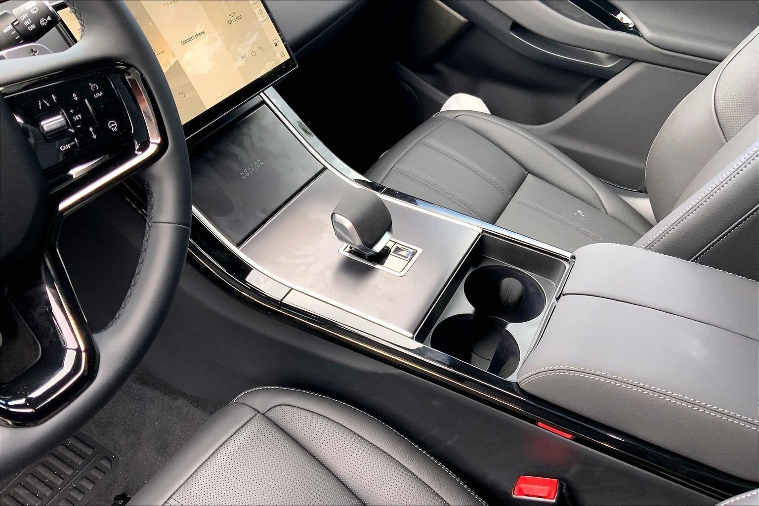 New 2026 Fuji White Land Rover Hoxton Edition image 7