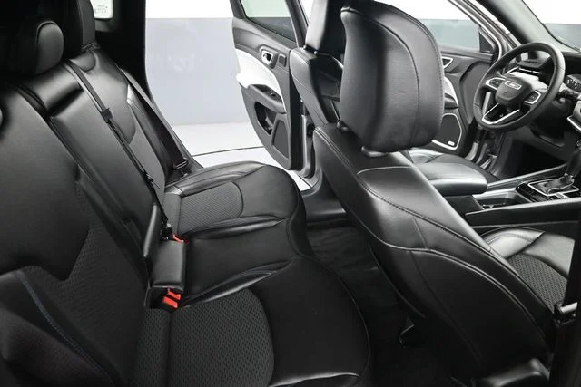 Used 2023 Silver Jeep Latitude image 20