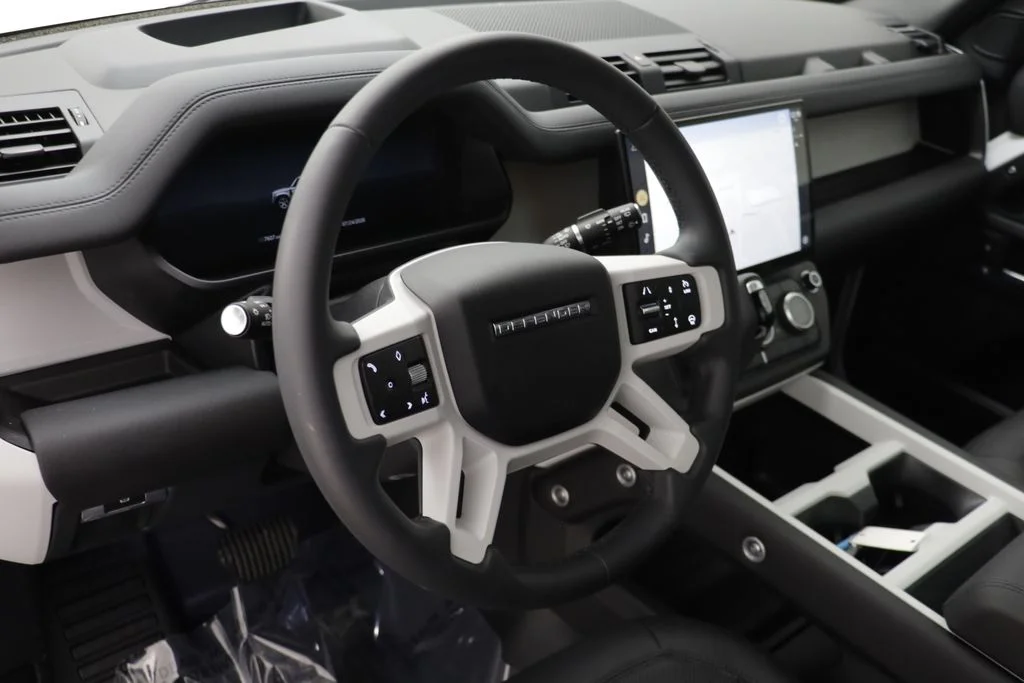 Certified Used 2026 White Land Rover X-Dynamic SE image 6