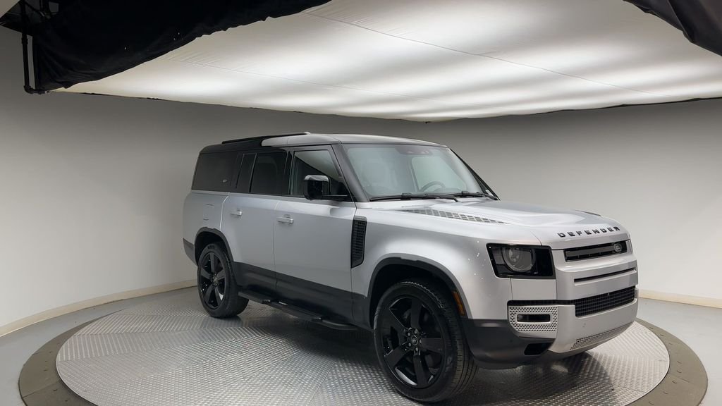 Used 2024 Hakuba Silver Metallic Land Rover S image 8