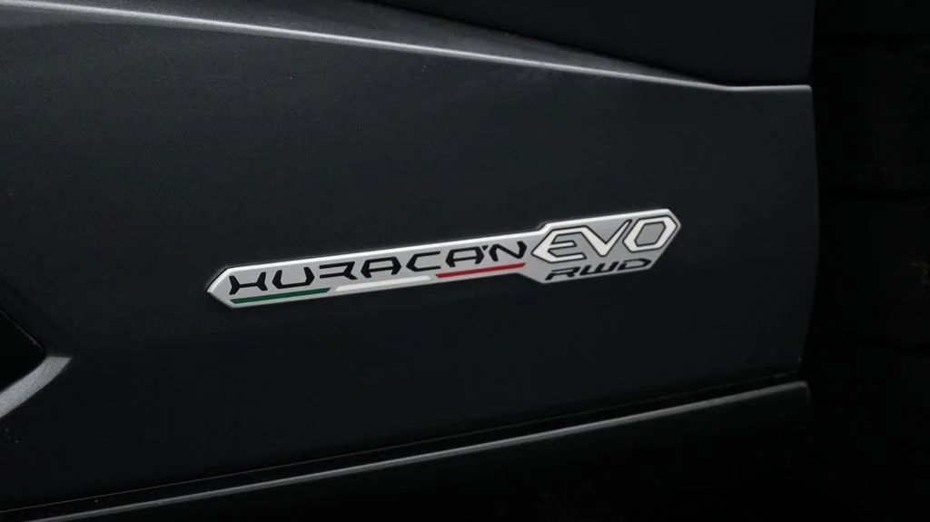 Used 2022  Lamborghini Base image 18