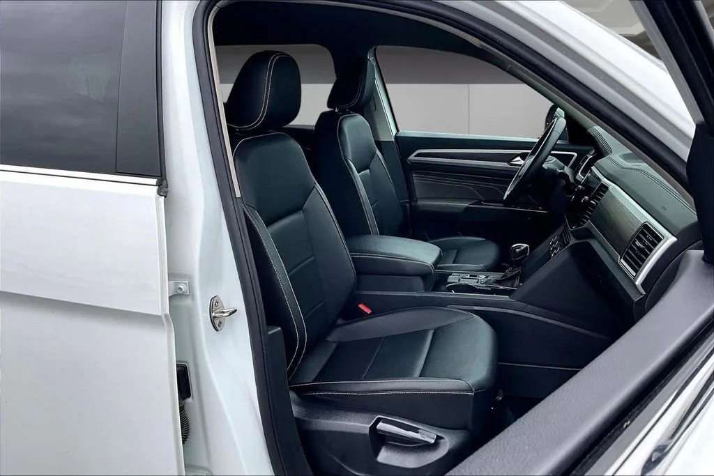 Used 2023 White Volkswagen 3.6L V6 SE w/Technology image 29