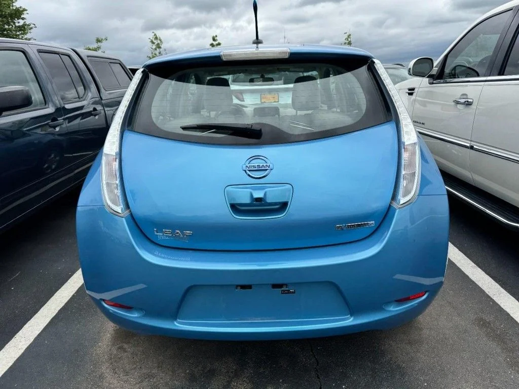 Used 2011 Blue Nissan SL image 3