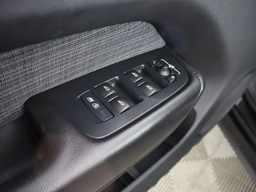 Used 2022 Onyx Black Metallic Volvo B5 Momentum image 40