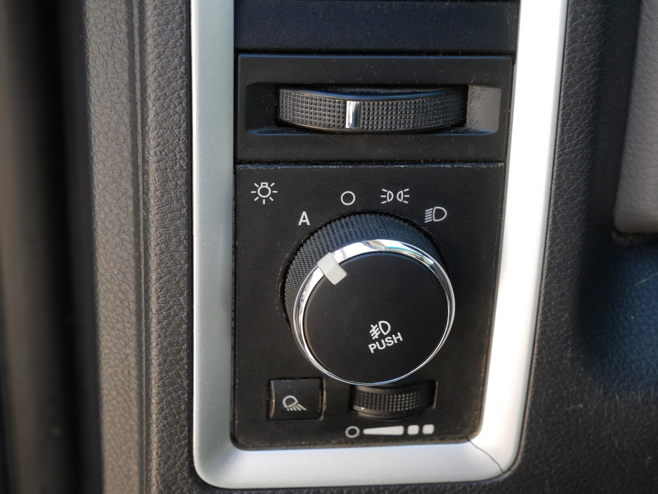 Used 2010 Deep Water Blue Pearl Dodge SLT image 19