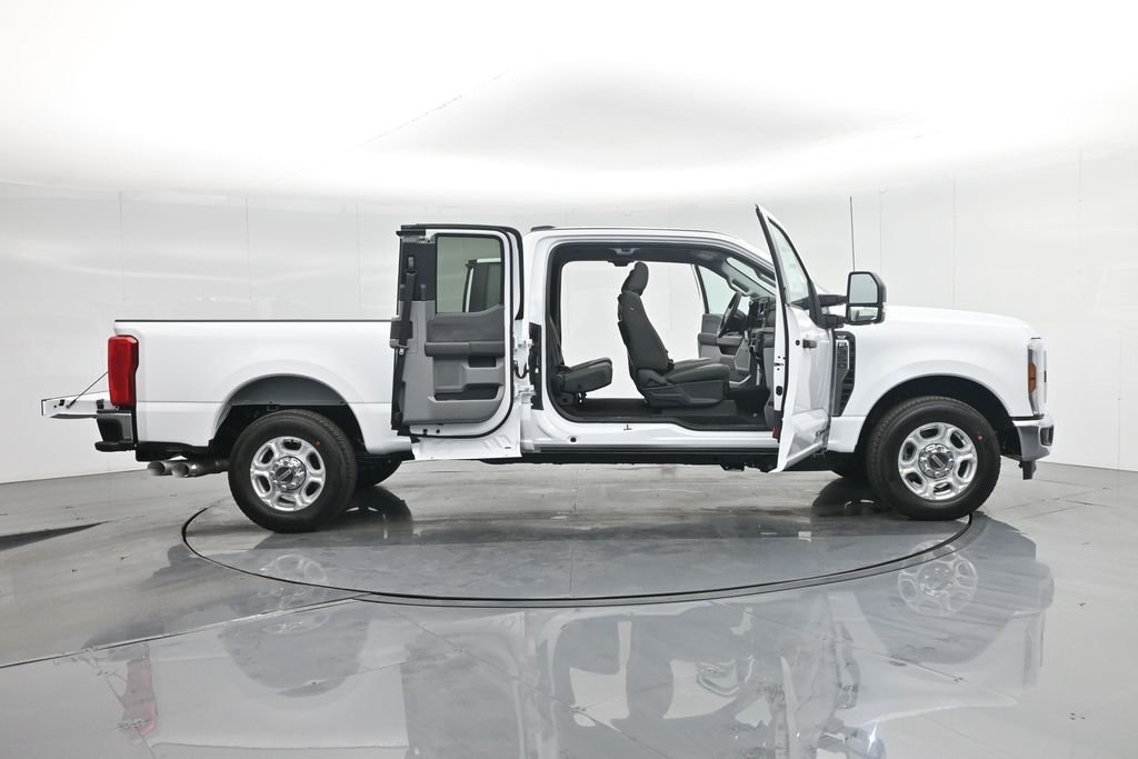 New 2026 Oxford White Ford XLT image 4