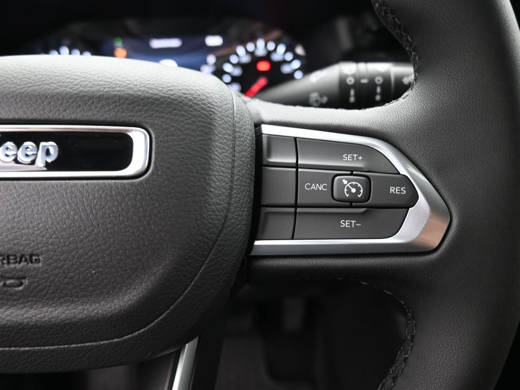 New 2026 Diamond Black Crystal Pearl-Coat Exterior Paint Jeep Latitude image 27