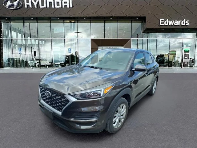 Used 2020 Green Hyundai SE image 1