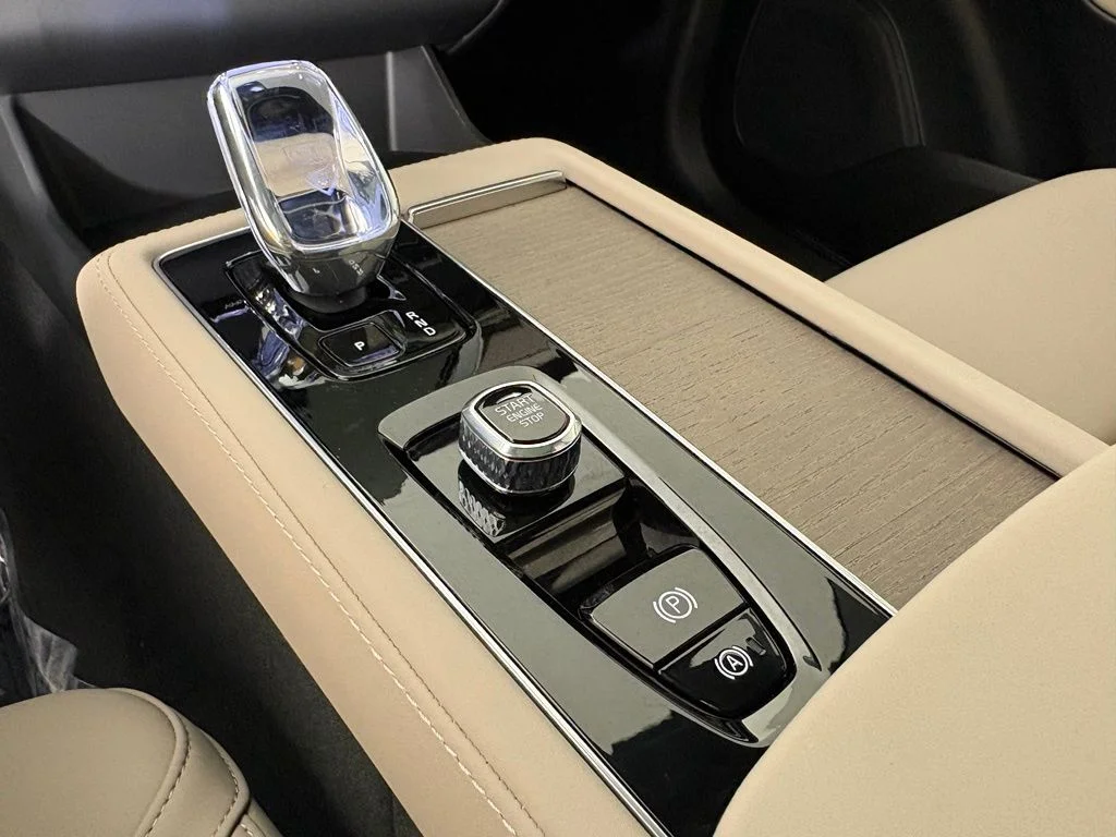 New 2026 Crystal White Volvo Plus image 32