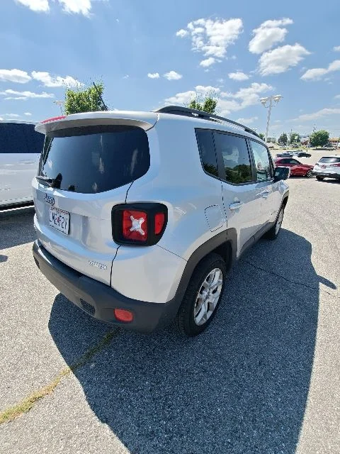 Used 2017 Silver Jeep Latitude image 23