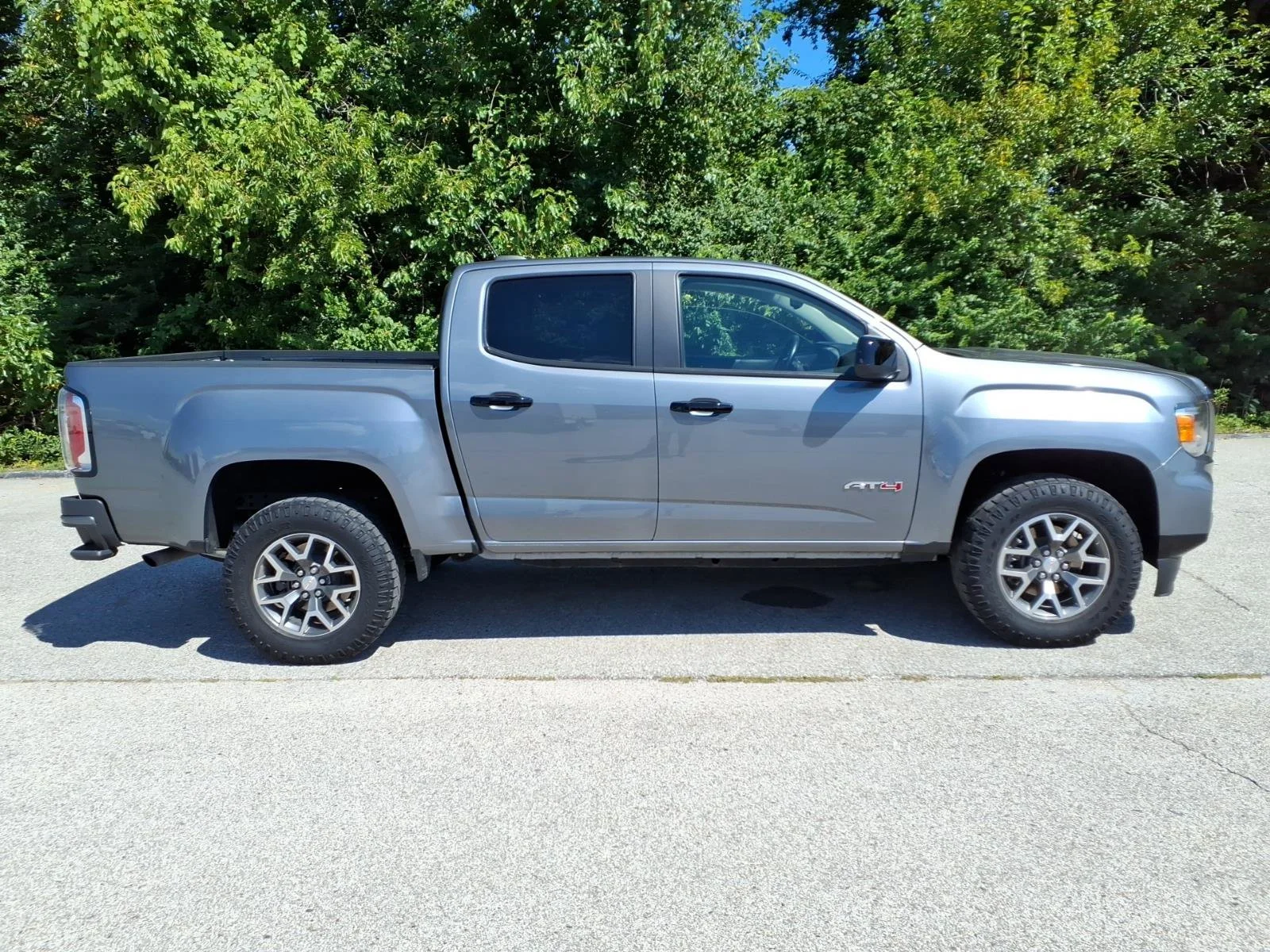 Used 2022 Satin Steel Metallic GMC 4WD AT4 with Leather image 27