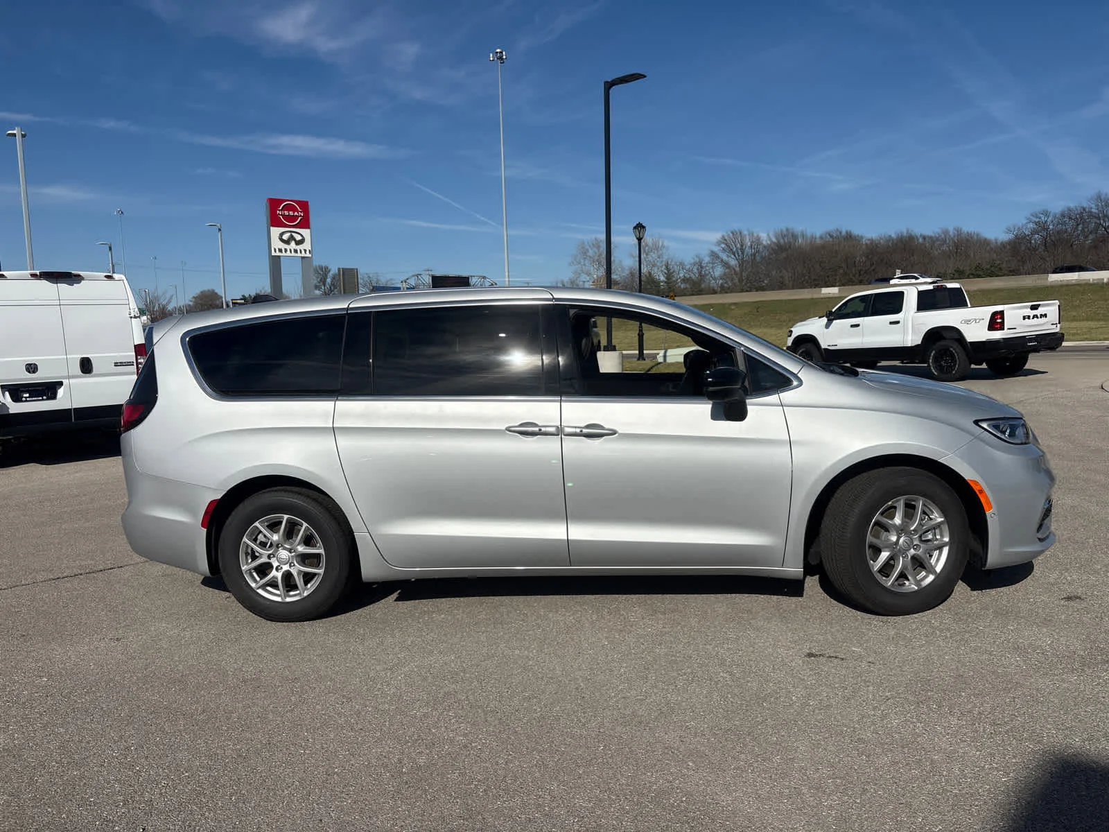 New 2026 Silver Mist Clear-Coat Exterior Paint Chrysler Select image 10