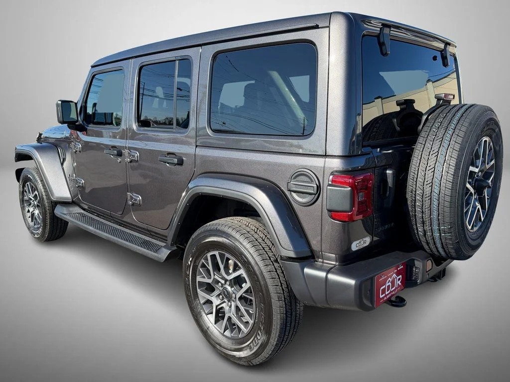 New 2026 Granite Crystal Metallic Clear-Coat Exterior Paint Jeep Sahara image 4