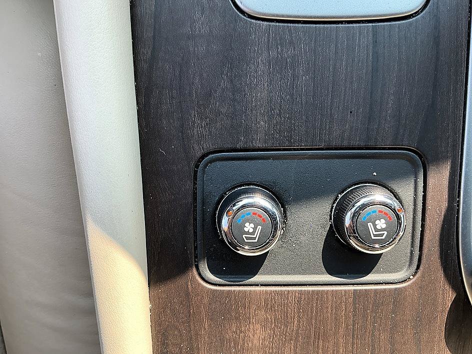Used 2019 Pearl White Tricoat Nissan Platinum image 21