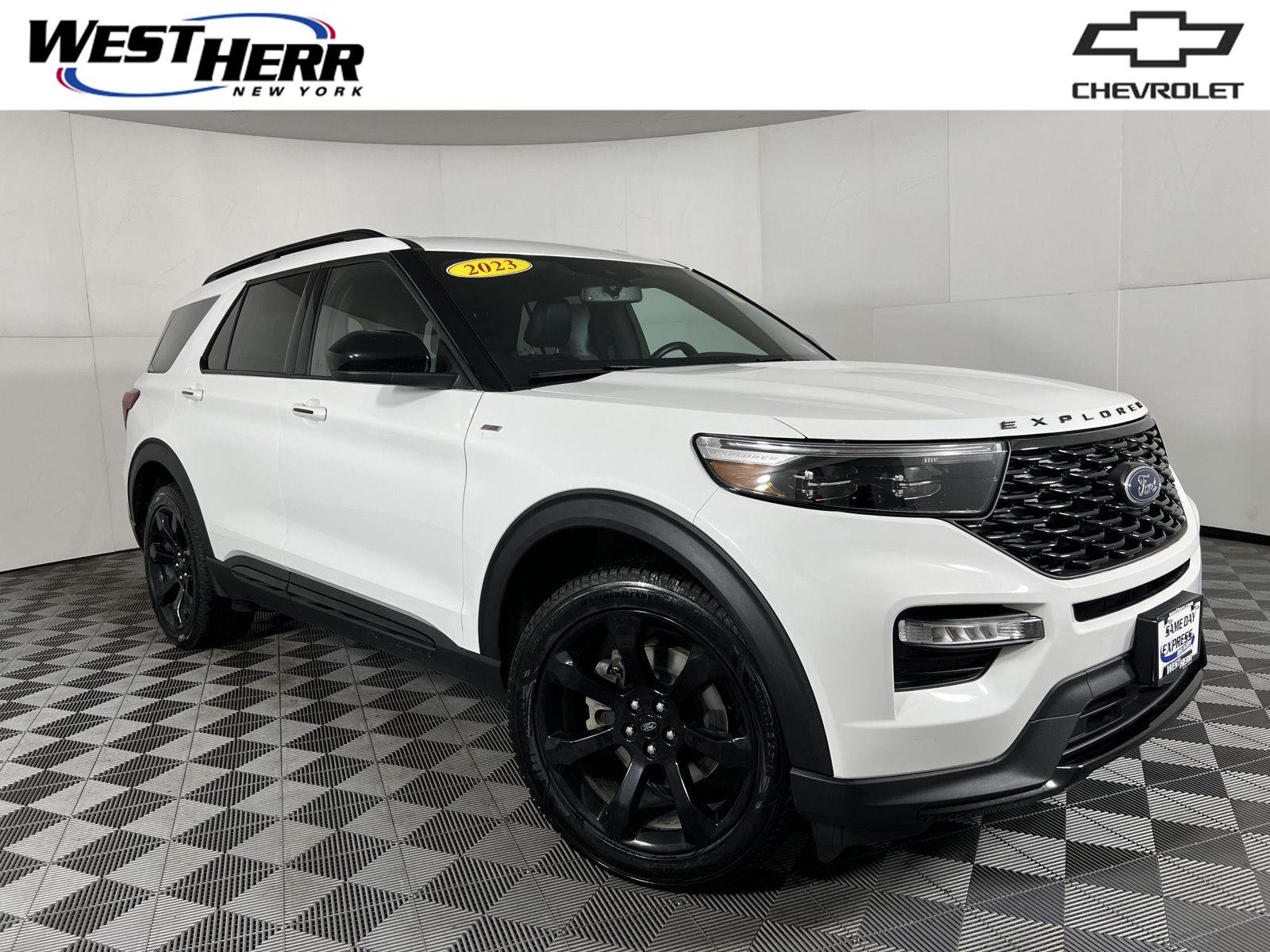 Used 2023 Star White Metallic Tri-Coat Ford ST-Line image 1