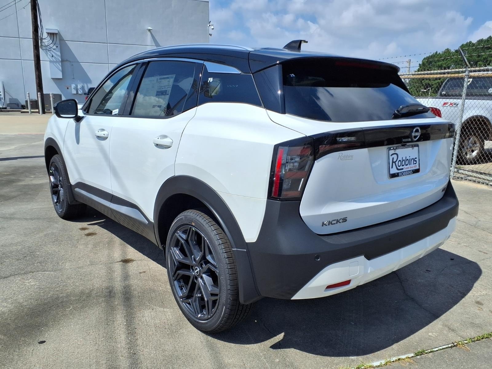 New 2026 Aspen White TriCoat / Super Black Two-tone Nissan SR image 4