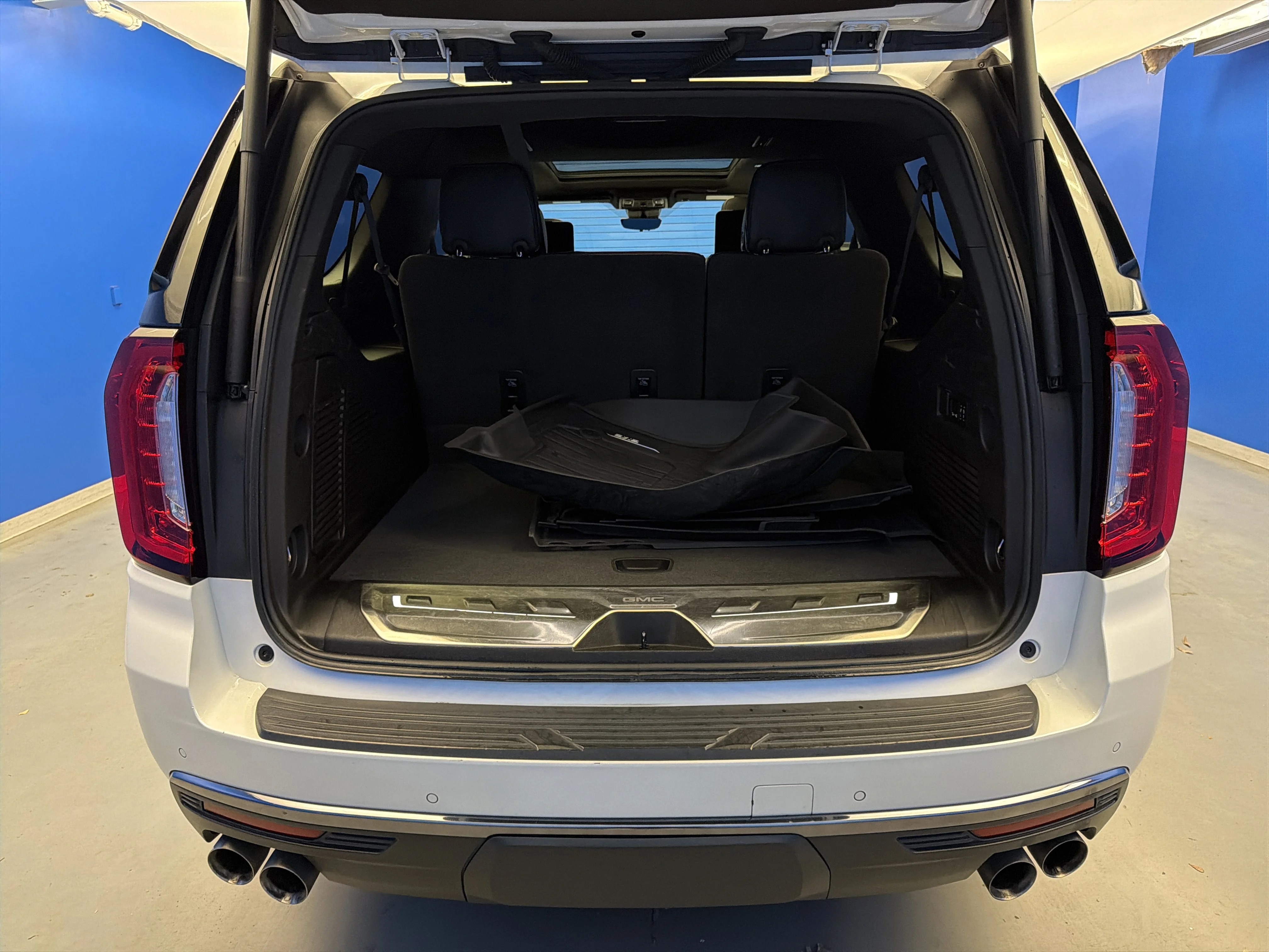 Used 2023 White Frost Tricoat GMC Denali Ultimate image 32