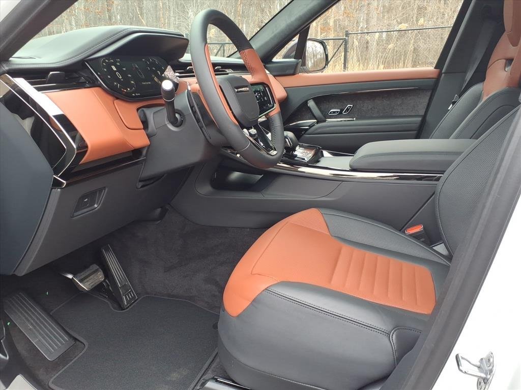 New 2026 Ostuni Pearl White LAND ROVER  image 17