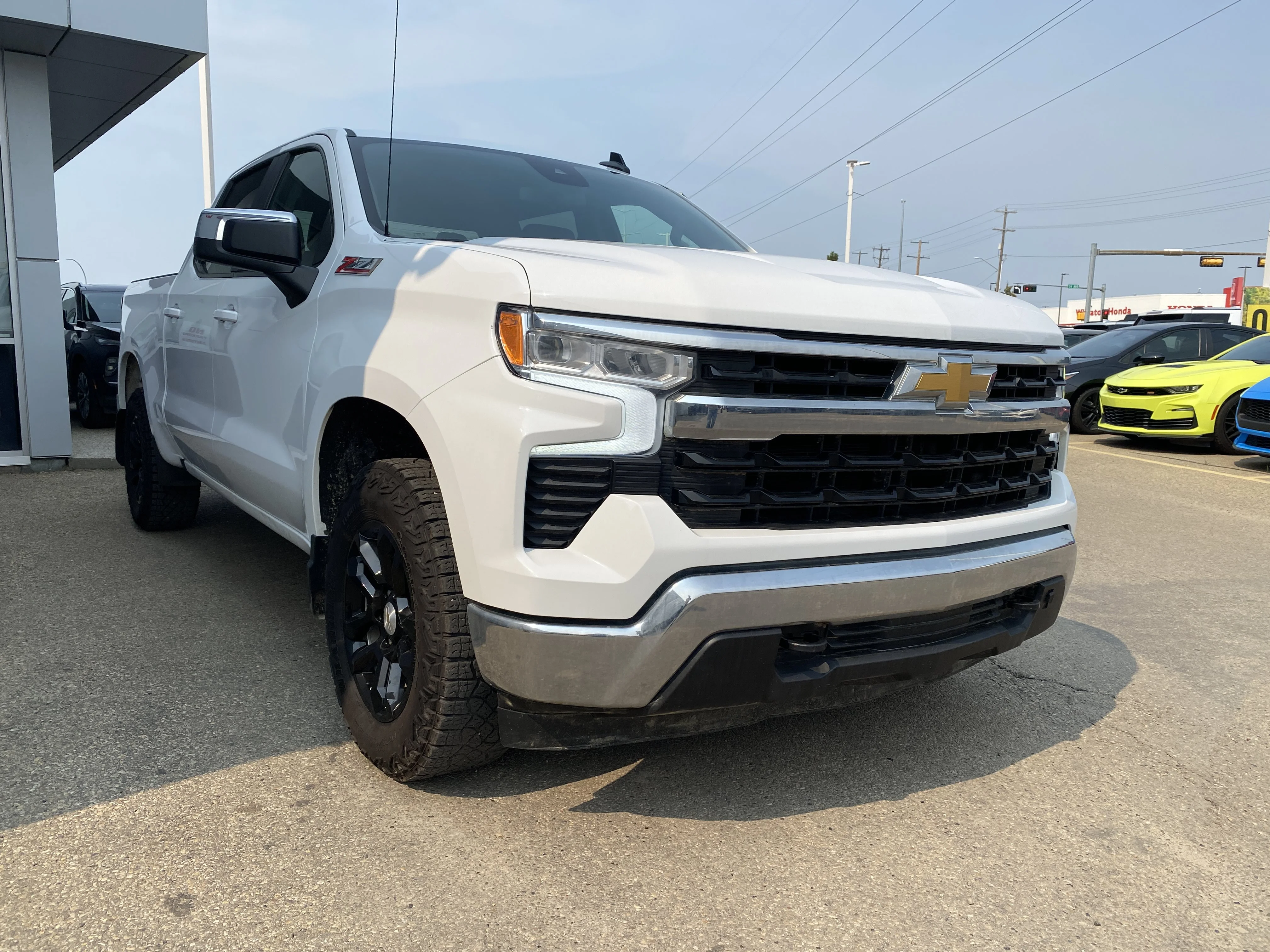 Used 2023 White Chevrolet LT Crew Cab  * Z71 OFF ROAD * HEATED SEATS * image 6