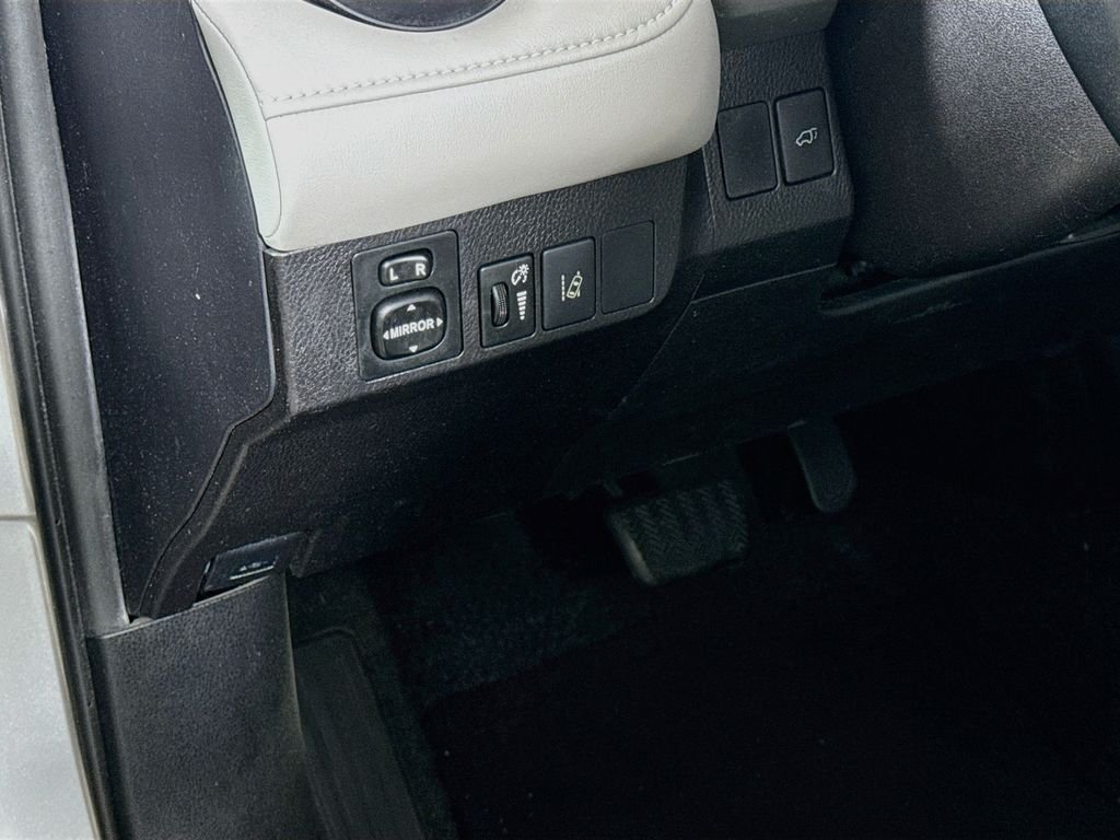 Used 2016 Silver Sky Metallic Toyota XLE image 11