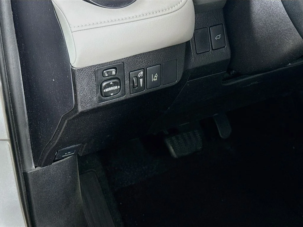 Used 2016 Silver Sky Metallic Toyota XLE image 11