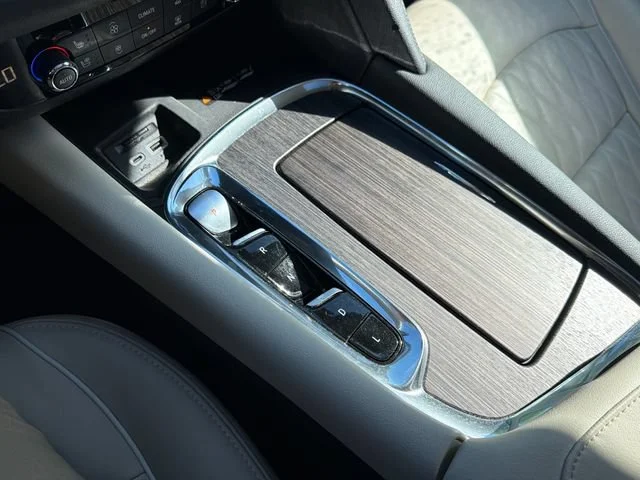 Used 2023 WHITE FROST TRICOAT Buick Avenir image 26