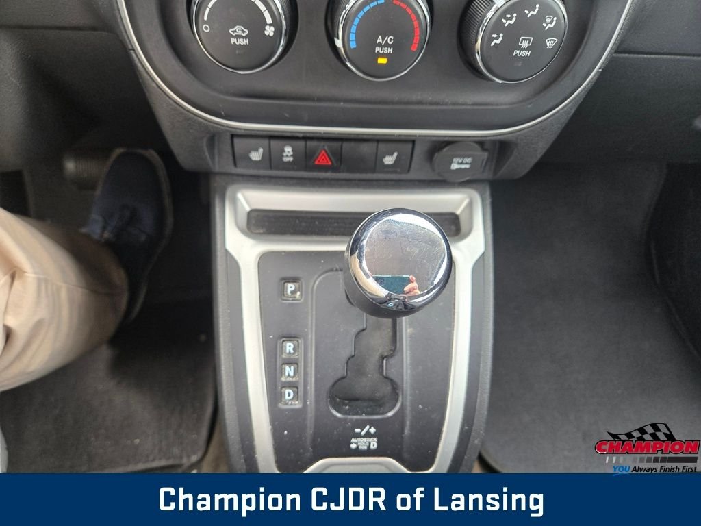 Used 2014 Granite Crystal Metallic Clearcoat Jeep Latitude image 21