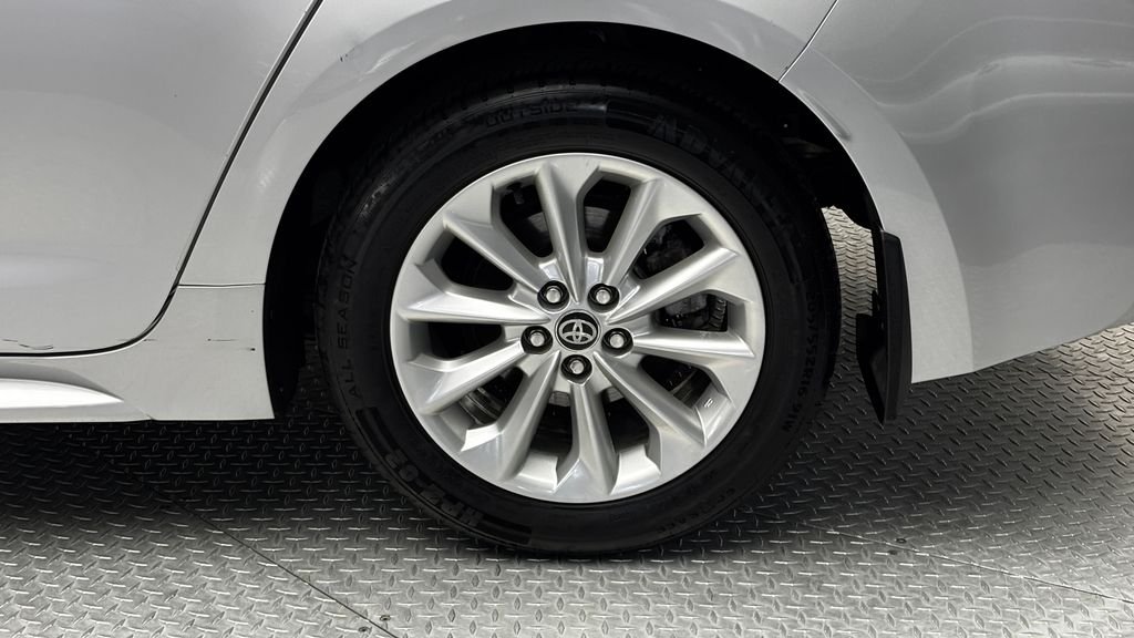 Used 2020 Silver Toyota XLE image 6
