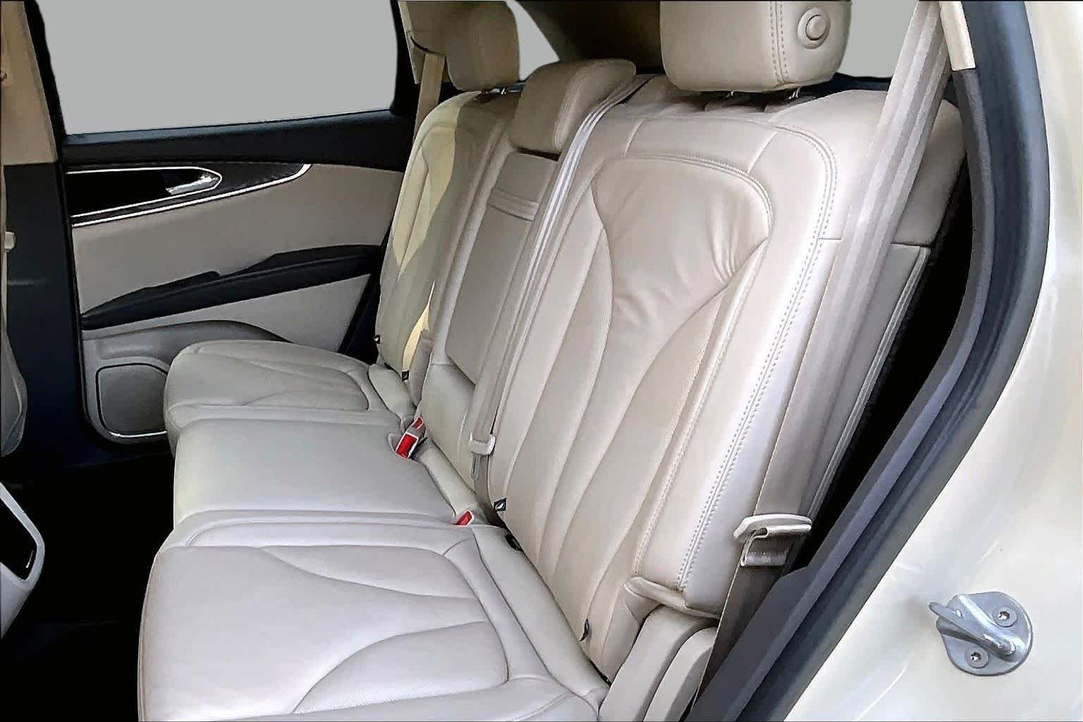 Used 2018 Ivory Pearl Lincoln Select image 21