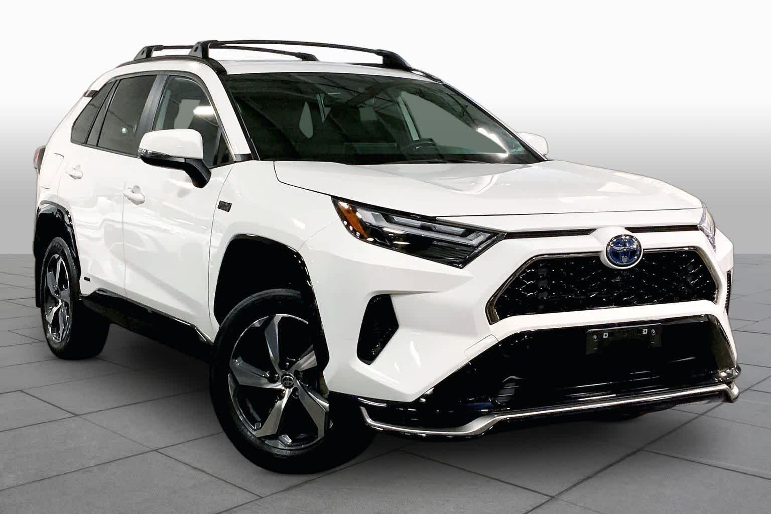 Used 2023 Ice Cap Toyota SE image 3