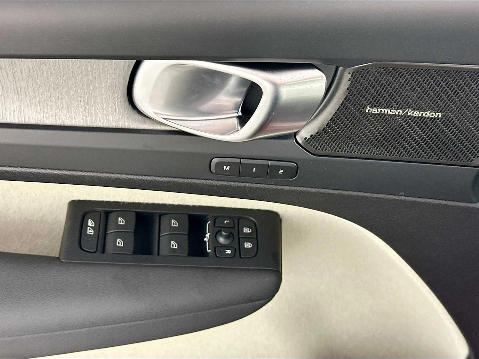 2025 Volvo XC40 Ultra - Photo 16