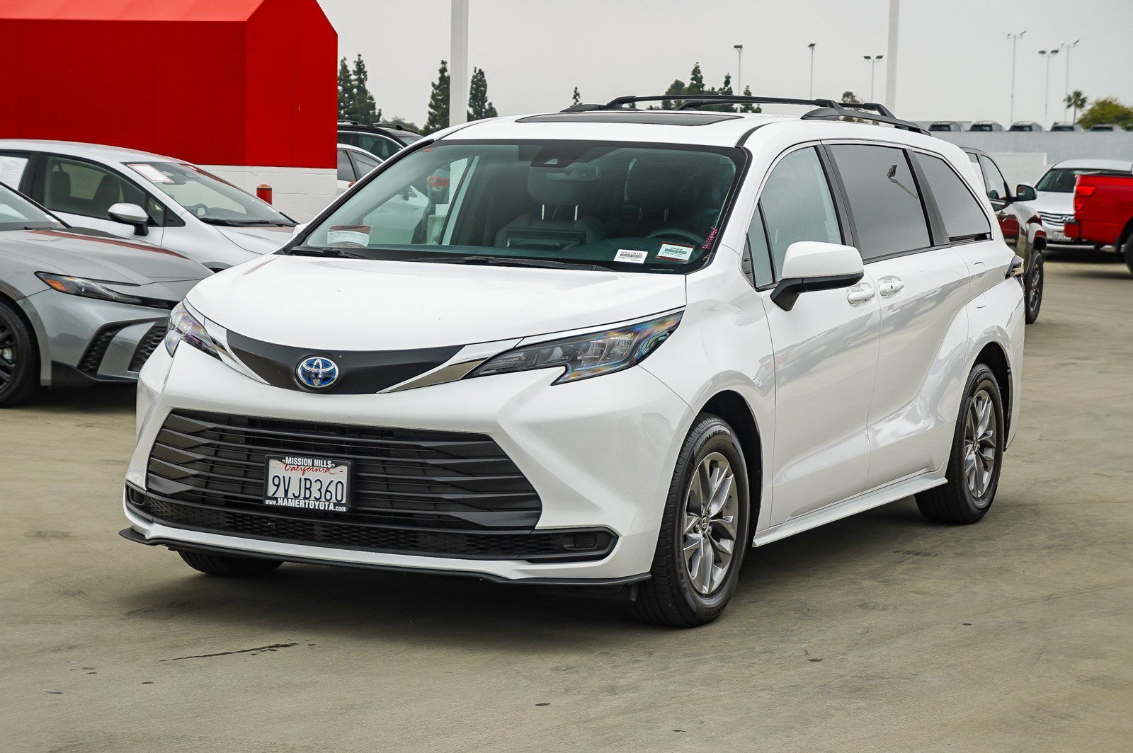 Used 2025 Ice Cap Toyota LE image 3