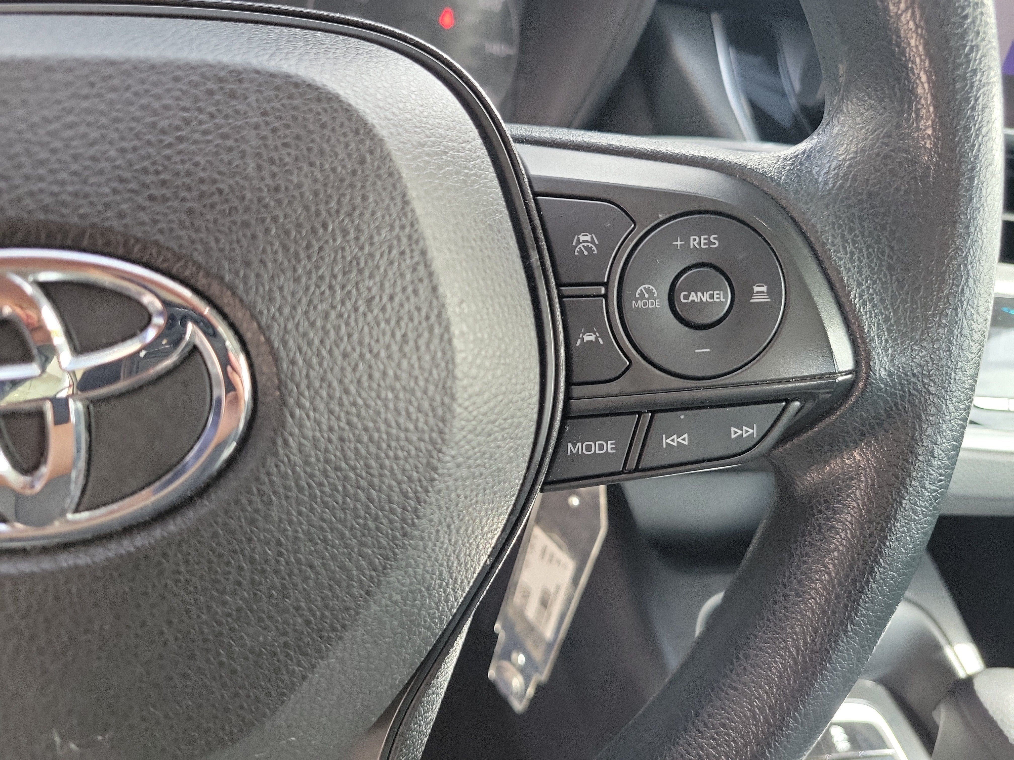 Used 2023 Pearl Toyota LE image 27